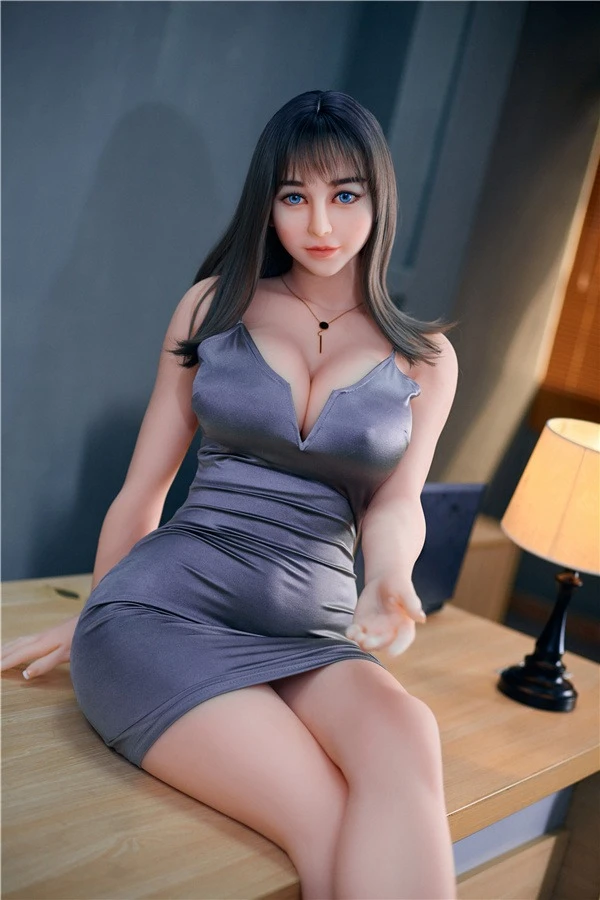 Poupée sexuelle Irontech Frida de 161 cm avec une poitrine impressionnante et une silhouette généreuse